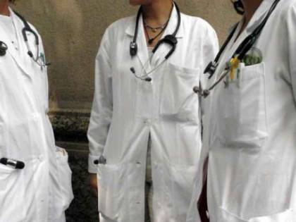 Dottoressa fa sesso col paziente malato: "Altrimenti non ti curo"