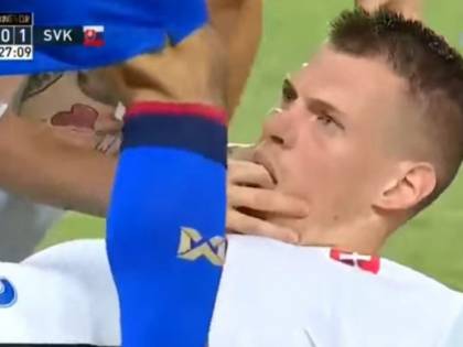 Nazionali, paura in campo per Skrtel. Può soffocare, lo aiuta il compagno