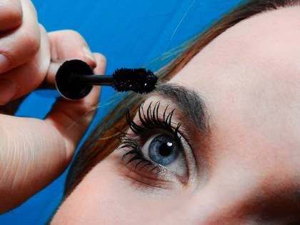 Mascara: quali sono gli applicatori e come curano le ciglia