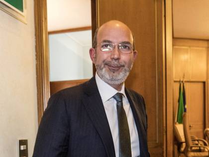 Attacco del M5s a Berlusconi: ora spengono le televisioni e i giornali