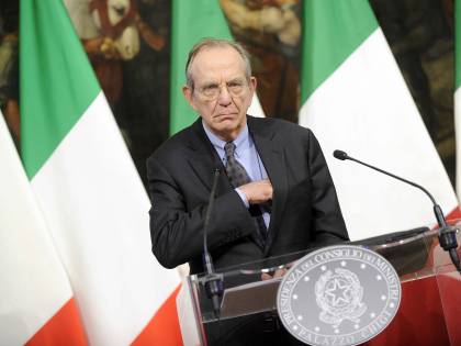Padoan vuole la stangata "Fossi in Tria preparerei una manovra correttiva"