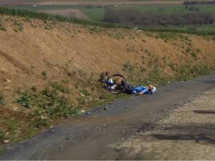 Paura alla Parigi-Roubaix: massaggio cardiaco a un corridore