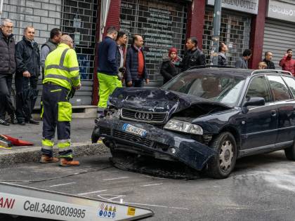 Sfascia 10 auto e lascia l'amico in coma