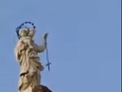 Pompei, il Rosario della Madonna oscilla ancora: per i fedeli è un miracolo