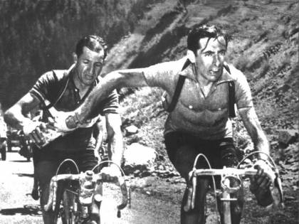 Coppi, Bartali e la borraccia del mistero. Il testimone "tagliato" fuori dalla storia