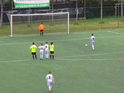 Il 13enne che da una lezione ai Rigore inesistente, sbaglia volontariamente. Ecco il 13enne che da lezioni ai campioni