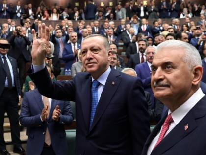 La Turchia andrà a elezioni anticipate sotto stato d'emergenza