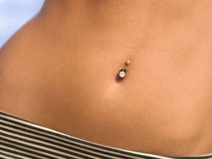 Monza, strappa piercing e unghie alla figlia per un selfie
