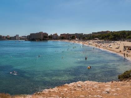 Maiorca, turiste violentate in spiaggia: caccia agli aggressori