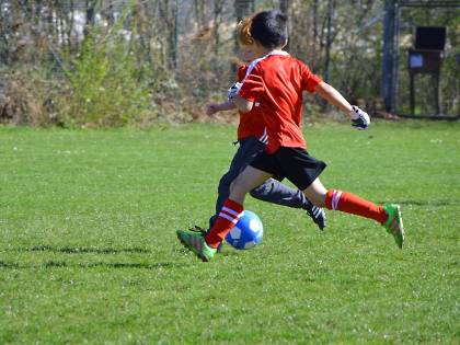Buccinasco, 12enne si sente male in campo e il mister-eroe lo salva