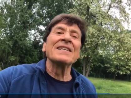 I cantanti: "Morandi premier". Lui: "Ok, ma è difficile: guardate il Pd"