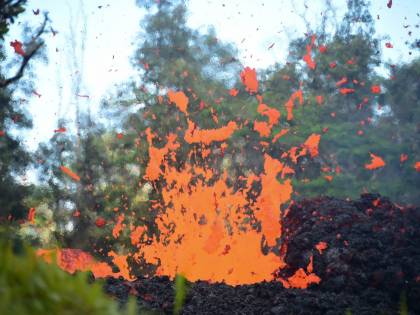 Hawaii, la lava del vulcano inghiotte trenta case