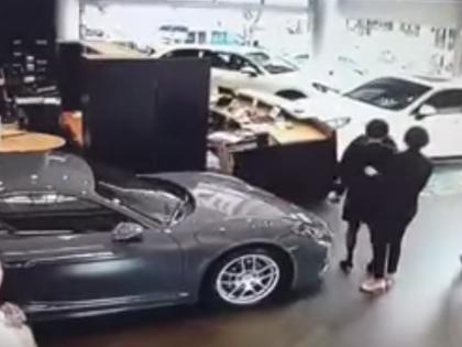 Gli consegnano la Porsche sbagliata: sfonda la vetrina del concessionario