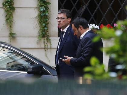Giorgetti al Cav: "Appoggi da fuori un governo col M5S". Ma FI: "Irricevibile"