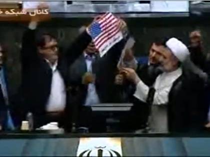 Iran, bandiera Usa bruciata in parlamento al grido di "Morte all'America!"