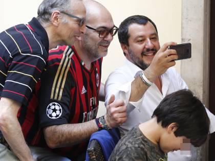 Salvini, la giacca di CasaPound e l'ossessione rossa per i "fasci"