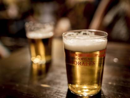 "La razza bianca regge l'alcool meglio", polemica sull'opuscolo per le scuole