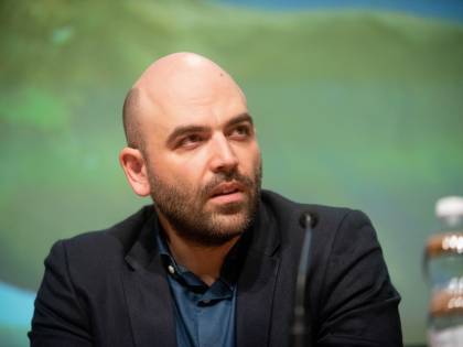 Migranti, Saviano attacca Toninelli: "Ti credevo brava persona"