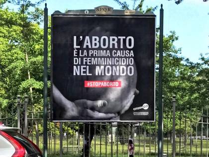 Pro life contro la Raggi: “Censura sui manifesti per accontentare le femministe”