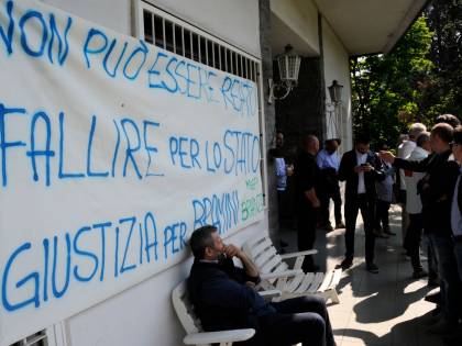 Fallisce perché lo Stato non paga: imprenditore sfrattato dagli ufficiali giudiziari