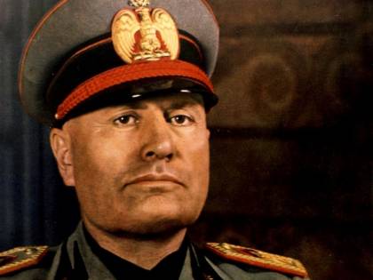 "Grazie Duce per la 13esima": il M5s lo denuncia per apologia di fascismo