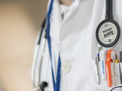 Abusi sessuali su bimbo di 9 anni: arrestata una dottoressa