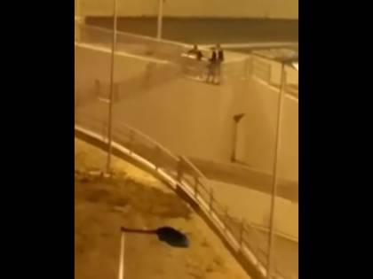 Barletta, cinque giovani lanciano una bicicletta dal cavalcavia
