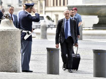 "Problemi sui ministri". Cottarelli rimandato a domani
