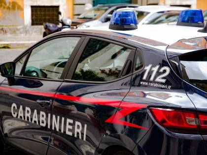 Belluno, carabiniere multa 50enne: lui gli brucia la macchina