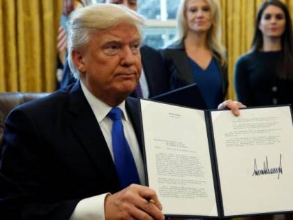 Pali in acciaio e incandescenti. Ecco come Trump vuole il muro