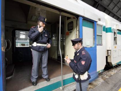 Foligno, sul treno senza biglietto: prende a sassate i poliziotti