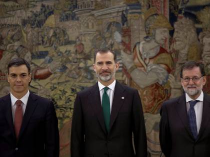 Spagna, Sanchez giura nelle mani del re (ma senza la Bibbia)