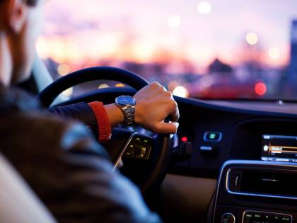 Distrazione al volante, la polizia stradale potrà controllare i cellulari