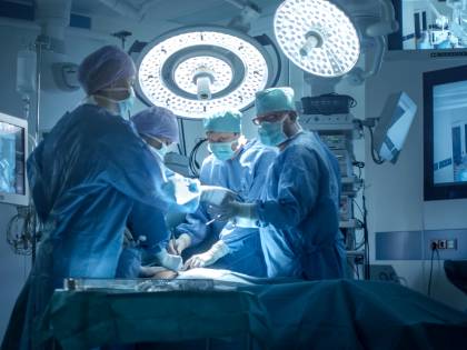 I cani le leccano il braccio: i medici le amputano mani e piedi