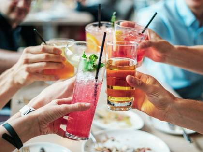 Bere alcol aumenta il rischio di Alzheimer