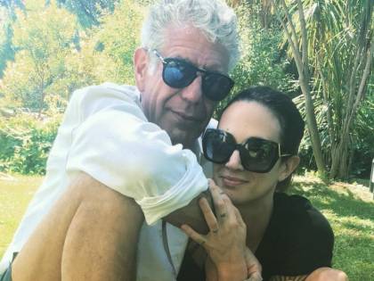 Asia Argento piange chef Bourdain. Gli haters: "Foto con un altro, falsa"