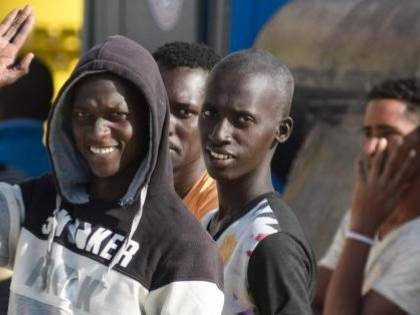 Savona, passa mozione per aumentare la Tari a chi affitta ai migranti