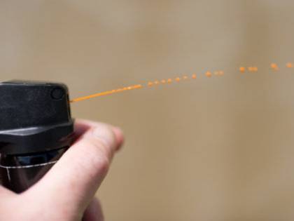 Roma, litigio in strada: ciclista usa spray al peperoncino