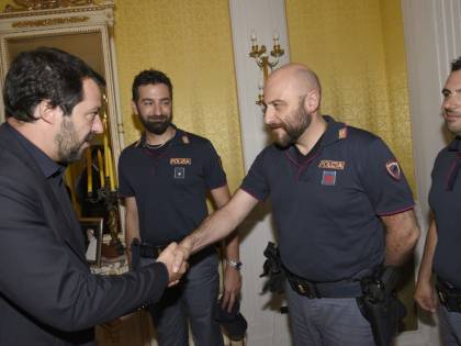 "Da oggi l'Italia inizia a dire no". Così Salvini ha chiuso i porti