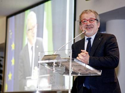 Maroni ricoverato in ospedale: malore per l'ex ministro