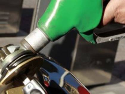Carburanti, finita la tregua. Stangata a Pasqua: raffica di aumenti