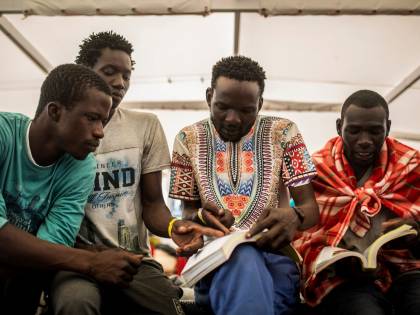 Passeur si schianta con furgone pieno di migranti: arrestato