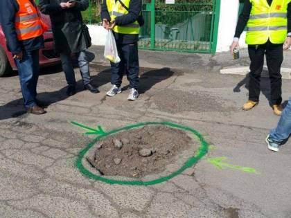 Roma, multe a chi segnala le buche per salvare i motociclisti