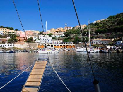 Ustica rinasce fra asini e turisti