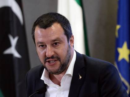 Migranti, Salvini risponde a Veronesi "Ottima idea: buon viaggio"