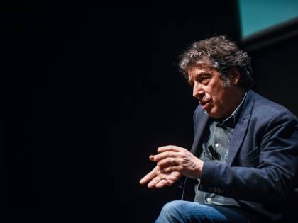 Veronesi choc sul governo: "Macchina da guerra per l'annegamento dei migranti"
