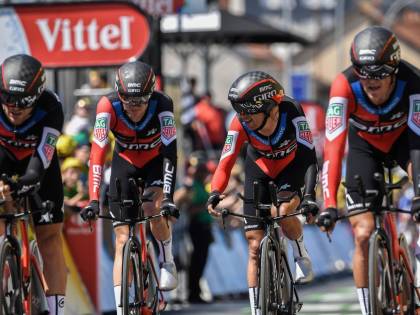 Tour de France, cronosquadre alla Bmc. Van Avermaet maglia gialla