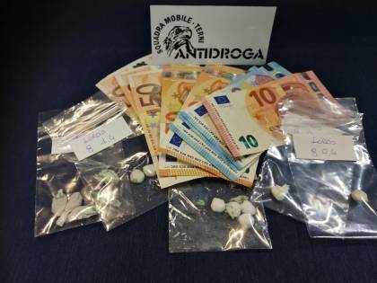 Terni, spaccia e aggredisce a calci e pugni i poliziotti