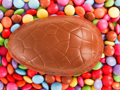 Nasconde uovo di cioccolato nel suo intimo, finisce in ospedale