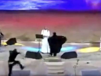 I sauditi hanno arrestato una donna per un abbraccio a un cantante